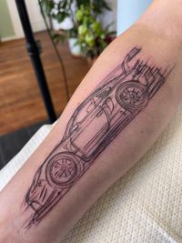 Porsche_Tattoo am Unterarm im Scribble Design